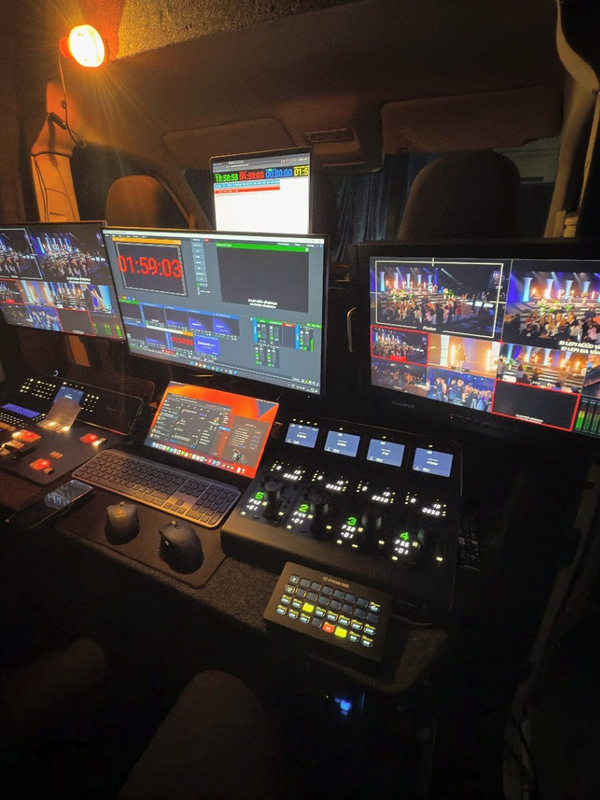 Otseülekande juhtimispuldid ja mitu monitori, millel on eri kaamerate pildid.